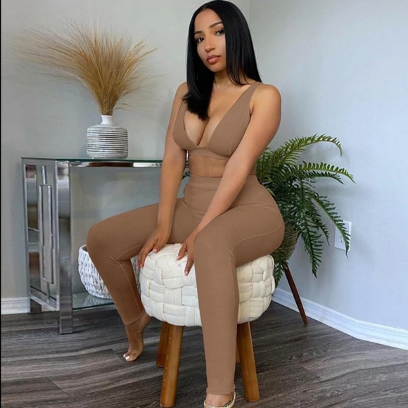 𝑻𝒂𝒏 𝑽 𝑵𝒆𝒄𝒌 𝑳𝒐𝒖𝒏𝒈𝒆 𝑺𝒆𝒕 💫 - Picture 1 of 4
